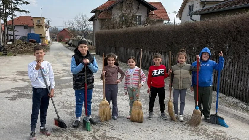 Sırbistan'ın Çaçak Bölgesinde Çocuklar Oyun Alanlarını Temizlemek İçin Bir Araya Geldi