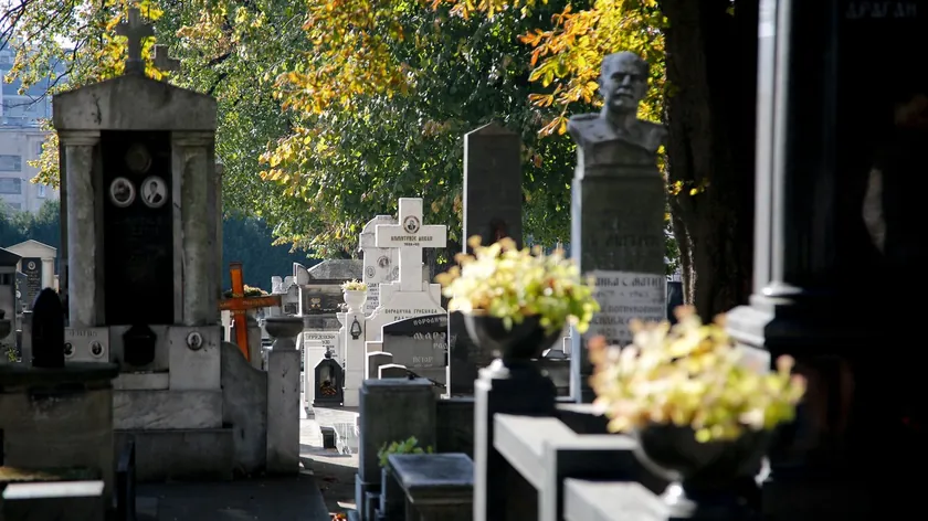 İsveç'teki bir hastanede cenazeler karıştı, oğul annesinin defnine katıldı.