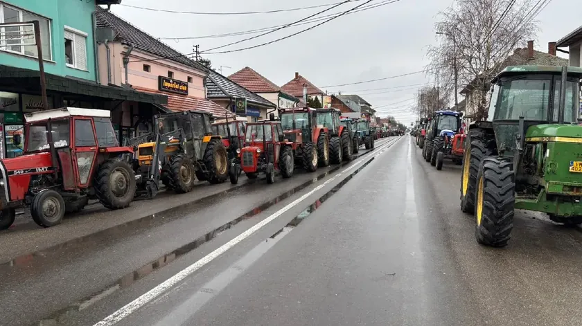 Sırbistan'da çiftçi birlikleri Mrčajevci'de toplanıyor, yol blokajları devam ediyor.