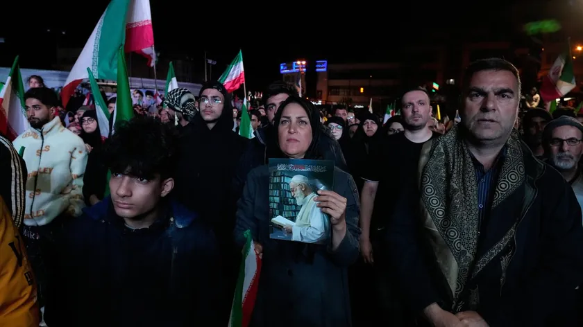 İran'da Protestolar: Tahran Sokaklarında Kaos, Vatandaşlar ABD ve İsrail Bayraklarını Yaktı