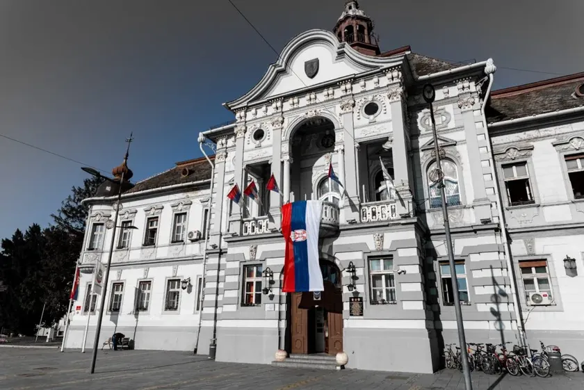 Zrenjanin Belediyesi'nde Ratko Mladić'in Ölümü Hakkında Bir Dakika Susuzluk