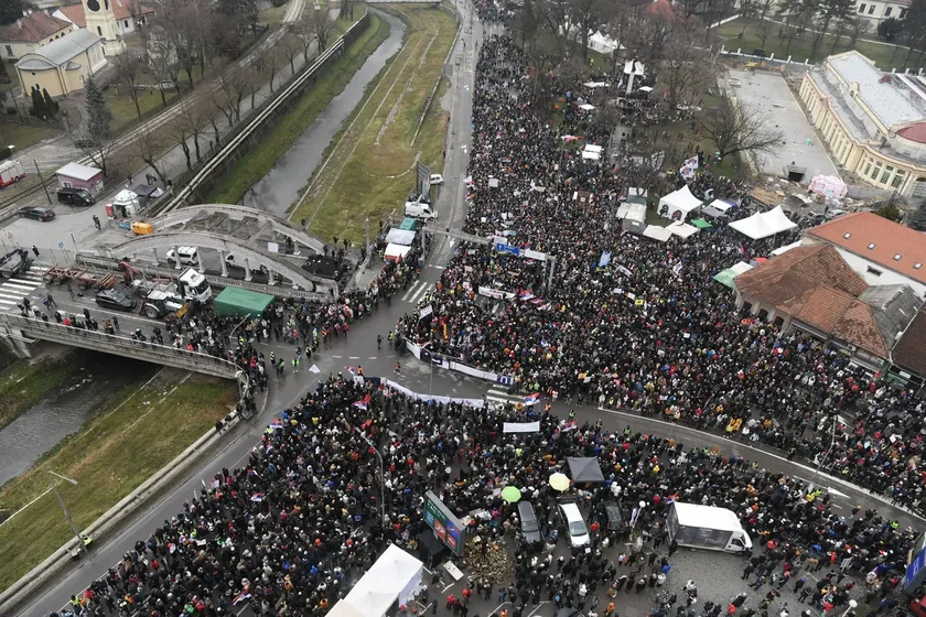 **Sırbistan Kragujevac'taki öğrenciler Sretenje Günü'nde iki farklı noktada toplanacak**