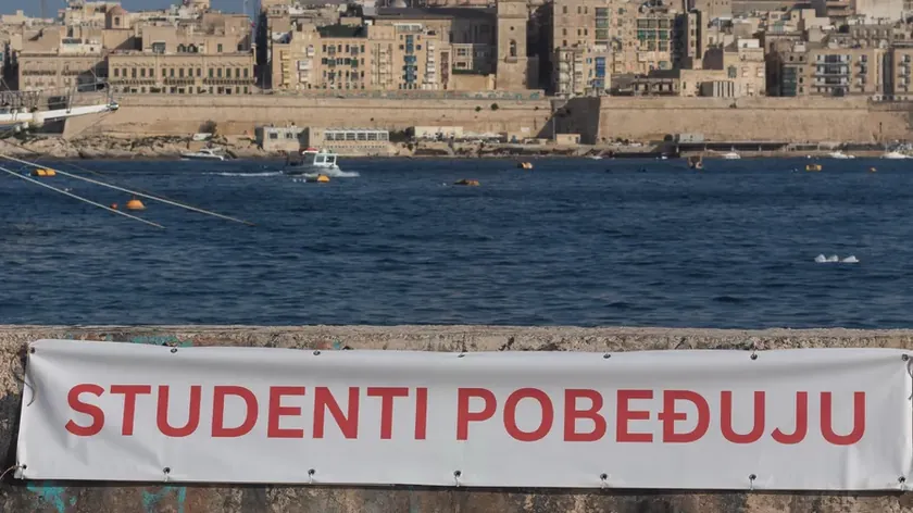 Sırp öğrenciler, Malta'da dahi "Öğrenciler Zafer Alıyor" mesajını taşıyor.
