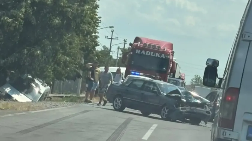 Şapçadaki Trafik Kazası Bir Araç Ezilmiş, Diğeri Çukura Düşmüş (Foto)