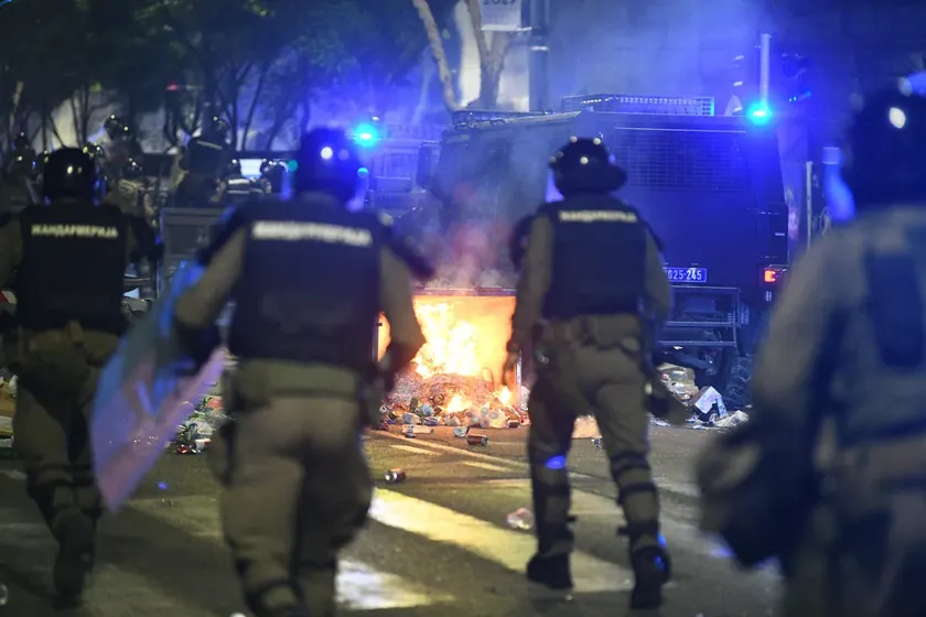 Sırbistan Belgrad'da Polis Memurunun Protestoculara Taş Attığı İddiası Gündem Oldu