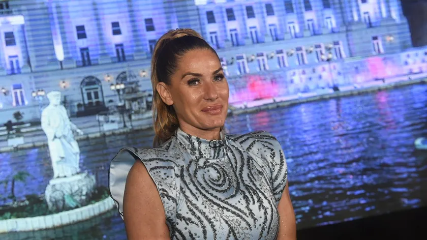 Ana Ćurčić'in kızı Iva gerçek bir güzellik.