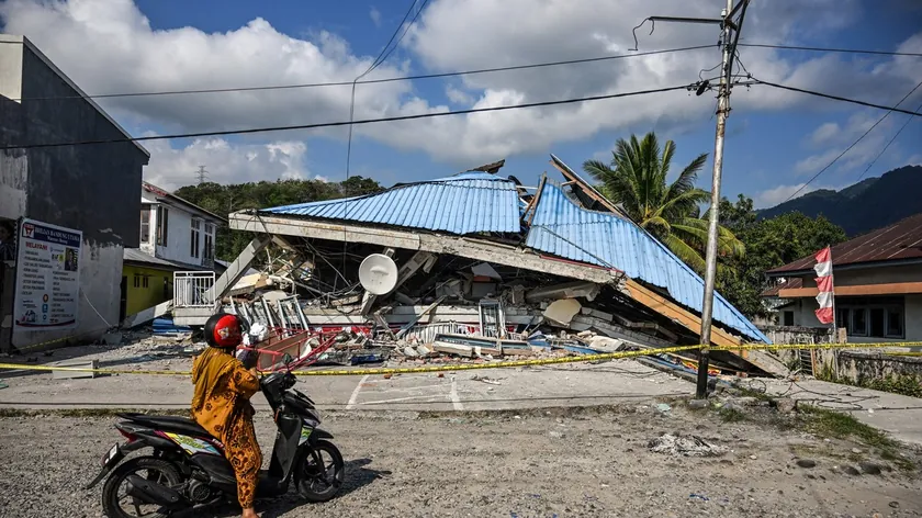 Indonezya'da şiddetli bir deprem meydana geldi Toprak durmuyor, ölü sayısı artıyor