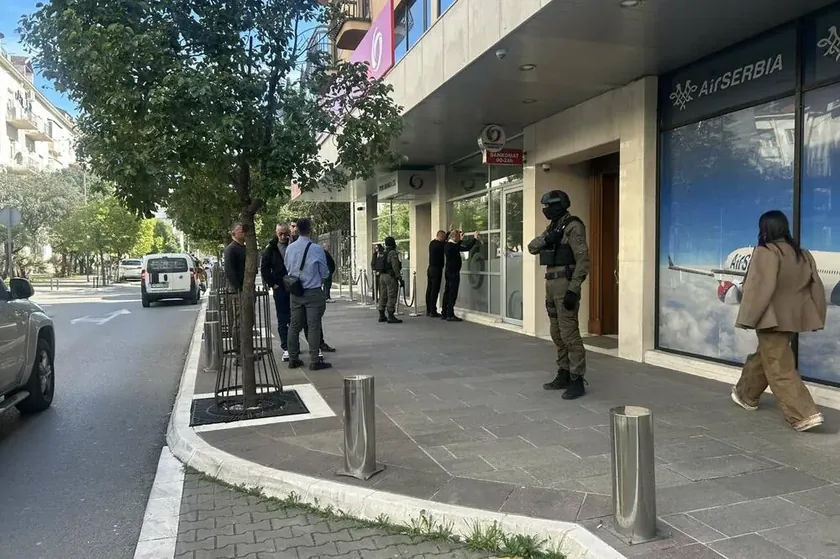 Karadağ'ın başkenti Podgorica'da polis, Aco Đukanović'in yaşadığı binayı kuşattı
