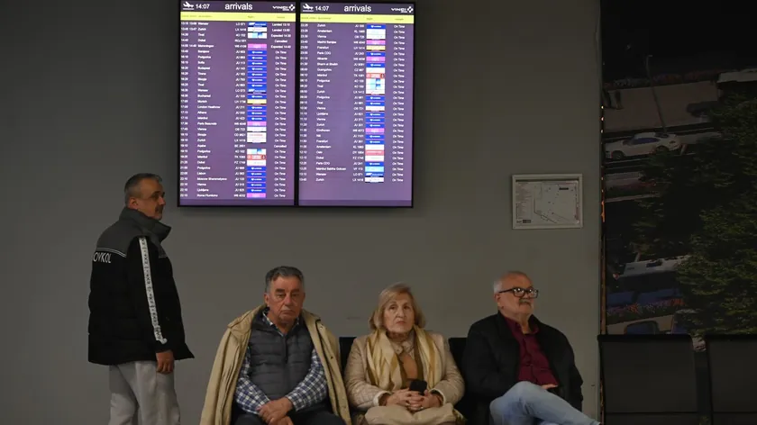 Sırbistan Dubai ve Suudi Arabistan'dan Vatandaşlarını Tahliye Ediyor, Yüzlerce Kişi Dönüyor