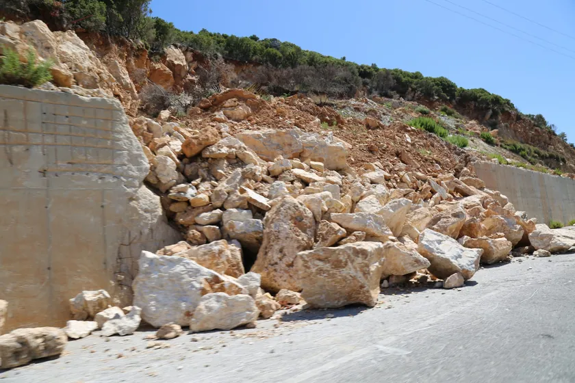 Büyük bir heyelan meydana geldi: Taşlar benzin istasyonunun yanına düştü