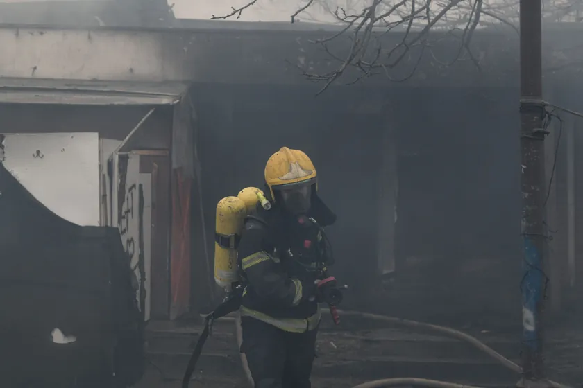 Dramatik yangın Novom Pazaru: İtfaiyeciler tekstil deposunu söndürüyor