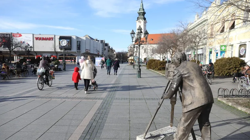 Sırbistan'ın Sombor kentinde halk özel tiyatro gösterimi için saatlerce kuyrukta bekledi