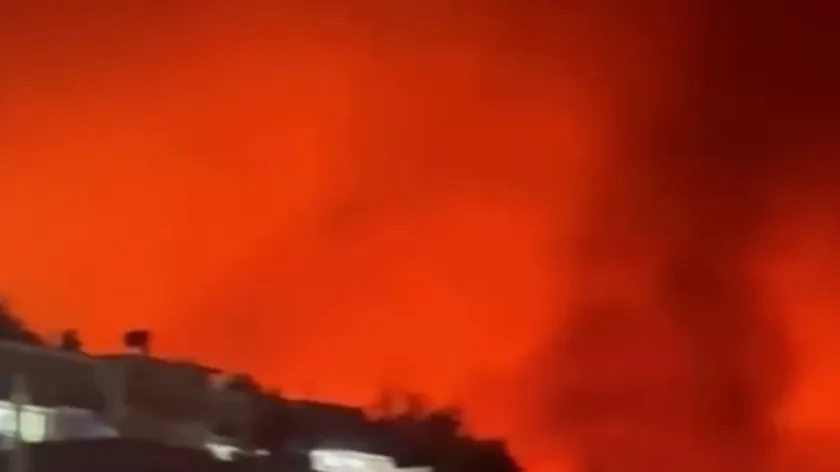 Albaniyanın Himara kasabasında çıkan yangından altı ev ve yazlık evi kül oldu.