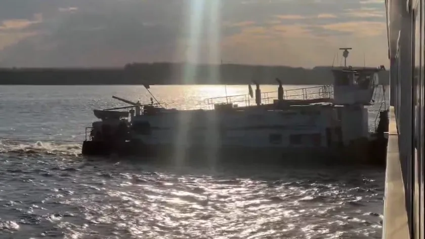 Sırbistan'da bulunan bir turist gemisi Dunav nehri üzerinde mahsur kaldı.