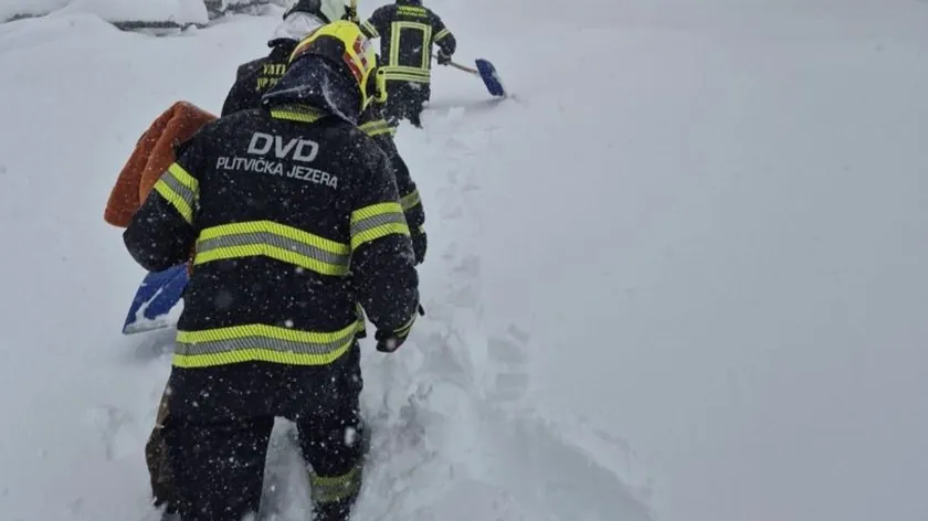 Hırvatistan'da Plitvička Jezera Yakınlarında Kar Fırtınası Aileyi Minibüste Mahsur Bıraktı