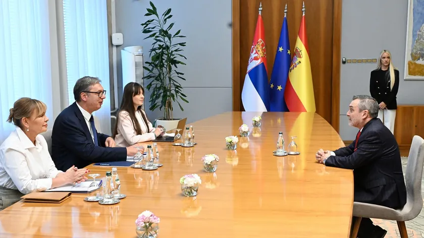 Vučić, Španya'nın Ambasadoru ile Oproştu Paylaştı