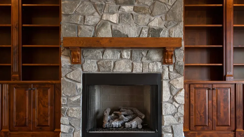 Birleşik Krallık'ta evini yenileyen kadın şöminede gizli bir hazine buldu