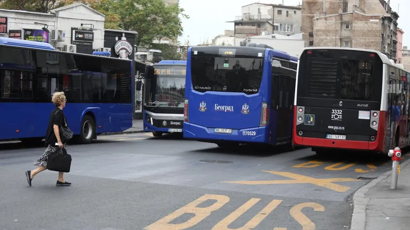 Beograd'da şehir içi ulaşımın kış düzenine geçildiği bildirildi.