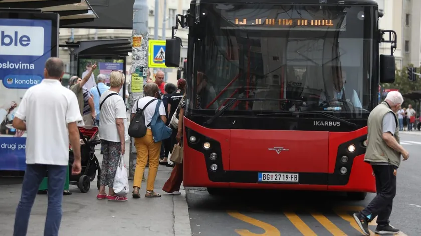 Belgrad'da otobüs yolcuları Prijepolje'den gelen zor durumdaki işçiye örnek bir dayanışma gösterdi