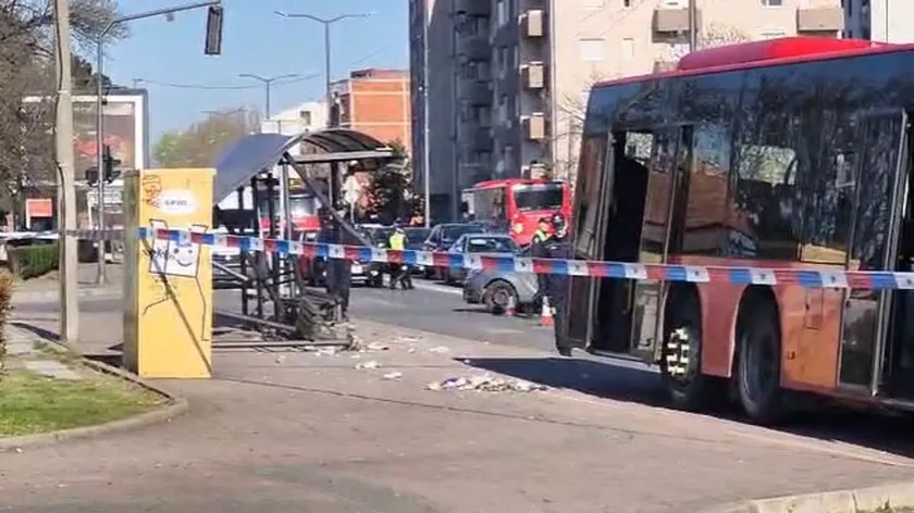 Sırbistan'ın Niş kentinde otobüs durağa çarptı, olay yerinde polis var