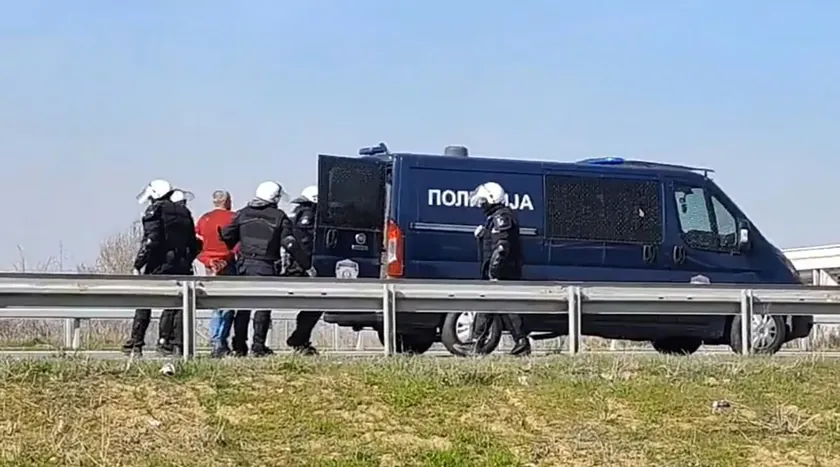 Sırbistan'ın Loznica kentinde çiftçi protestosu girişimi engellendi, Kokanović gözaltına alındı