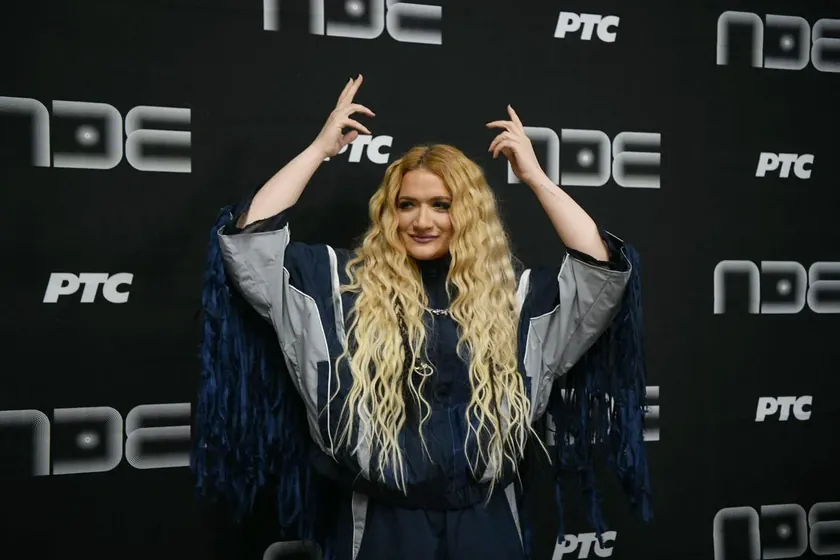 PZE finalisti Saška YANX bir yarışmacının şanslı çoraplarını taşıdığını kaydetti