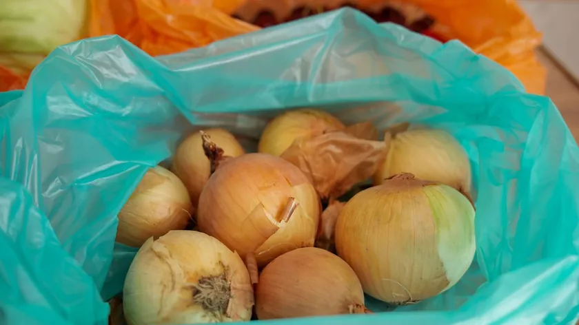 Soğanı plastik poşette saklamak bozulmayı hızlandırıyor