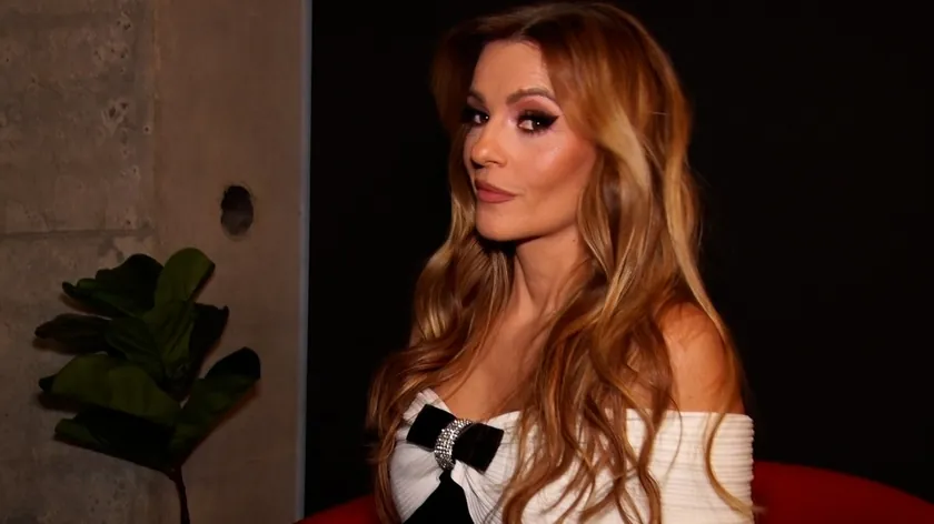 Jelena Kostov Beograddaki lüks evinde yaşıyor ancak Goliji de ahşap bir ev inşa etmiş.