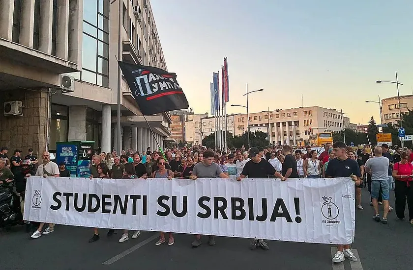 Sırpistan'da bir yıl önce yaşanan protestoların anısına Novi Sad halkı sokaklara çıktı.