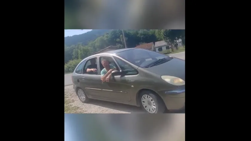 Sırp povratniklerin Sanski Most yakınlarında saldırıya uğradığına dair bir video yayınlandı.