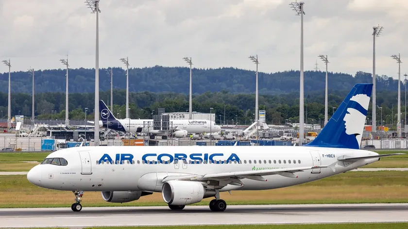 Fransız bölgesel havayolu Air Corsica'ya ait 7 uçaktan 5'i, kokpitte hissedilen ve yağ buharlarına benzetilen olağandışı kokular nedeniyle tedbir amaçlı yere çekildi.