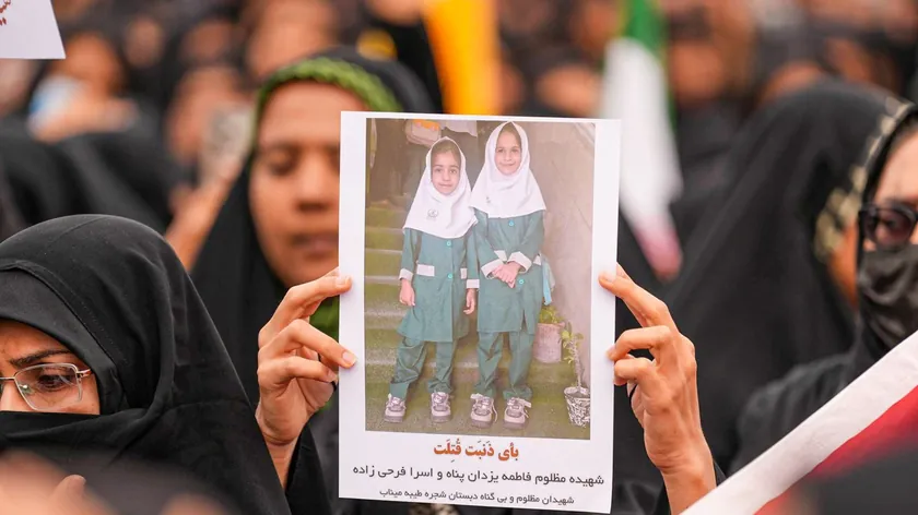 İran Minab'daki Kız Okulu Saldırısında Hayatını Kaybedenler İçin Kitlesel Cenaze Töreni