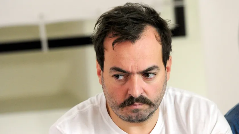Nenad Okanović'in hastalık nedeniyle sesi değişti.