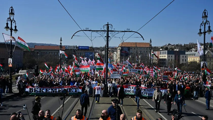 Macaristan'da seçimler öncesi Budapeşte'de kritik siyasi mitingler sahneleniyor