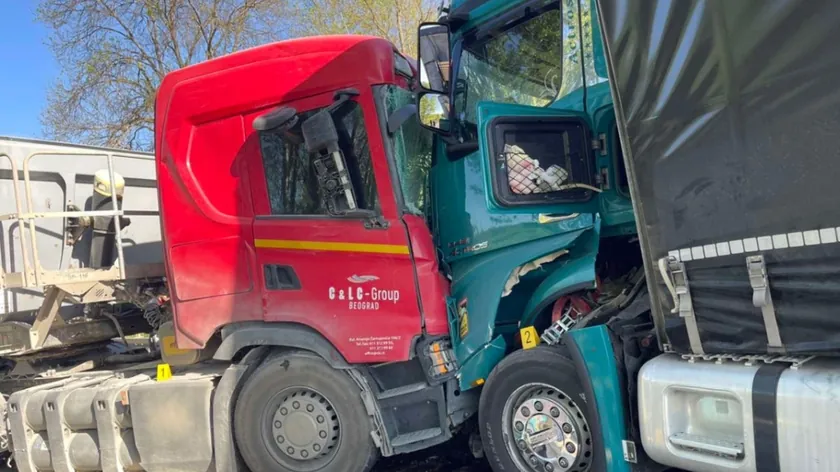 Sırbistan Aranđelovac yakınlarında iki kamyonun çarpışması üzerine trafik durduruldu