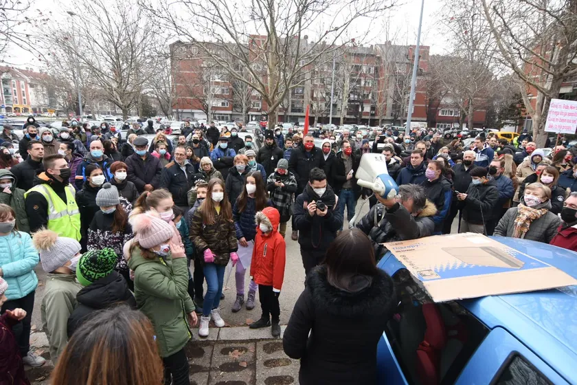 Novi Sad'da vatandaşlar Ştrand bölgesindeki kilise inşaat planını protesto etti.