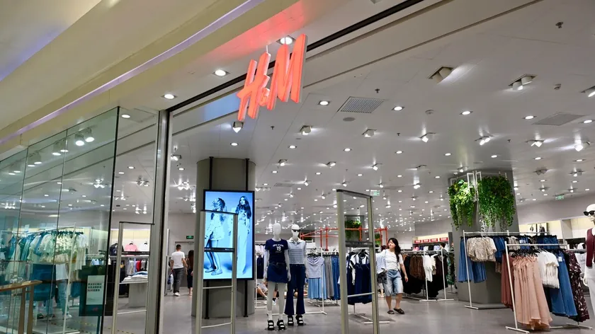 H&M, Sırbistan'daki mağazalarını kapatmayacak.