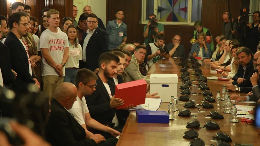 Sırbistan'da "Studentska lista - Studenti pobeđuju" adlı öğrenci listesi için seçimlere katılma izni verildi.