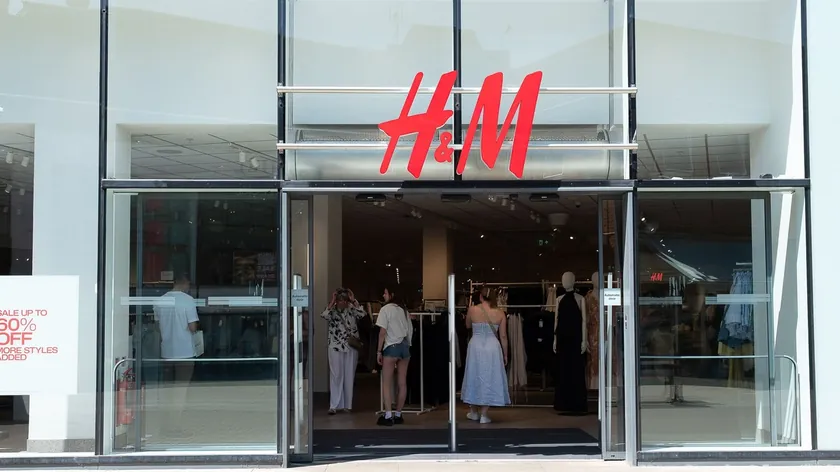 H&M, dünyanın en büyük moda zincirlerinden biri, gezegende birçok mağazasını kapatma kararı aldı.