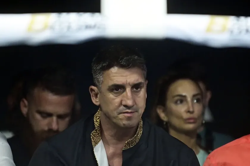 Sırp şarkıcı Kristijan Golubović, televizyon Pink'te skandaloz bir şarkı söyledi.