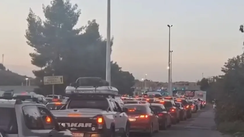 Sırbistan-Yunanistan sınırında yoğun trafik Kilometrelerce uzun kuyruklar 3 gün sürecek (Video)