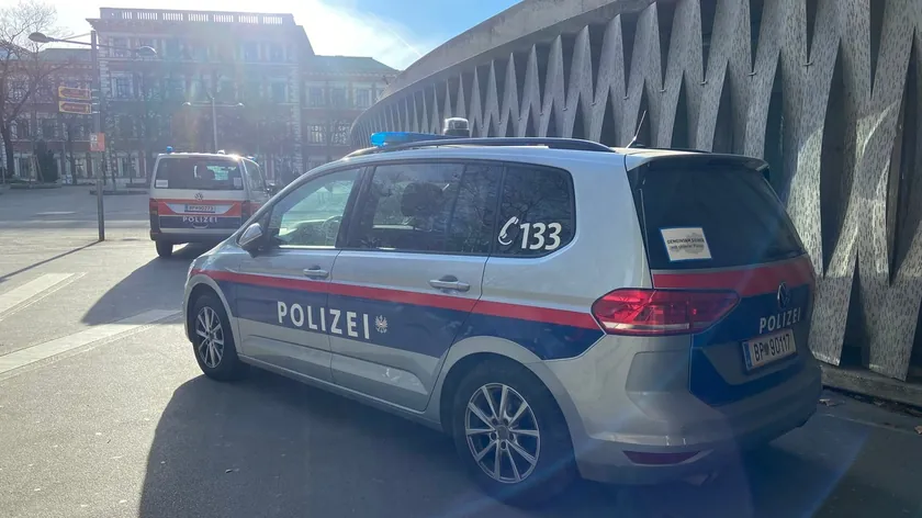 Mili Bajramović (Smrt) adli, Avusturya'da öldürme ve yaralama suçlarıyla aranıyor.