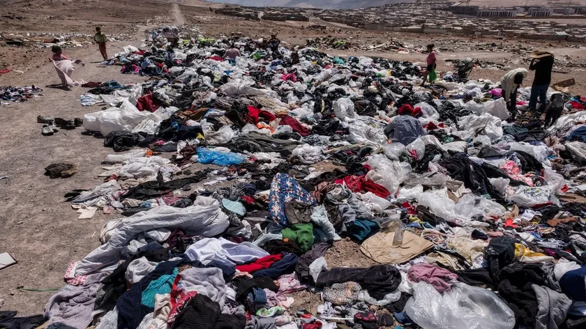 Çölün ortasında 60.000 ton atılmış giysi bulunuyor "Dağ" artık uzaydan görülebilir