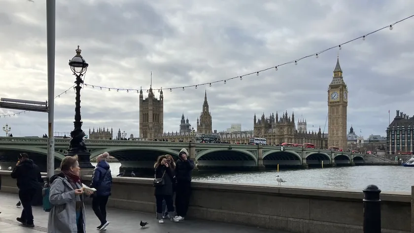 Birleşik Krallık'ta savaş endişesi benzin istasyonlarında büyük paniğe yol açtı