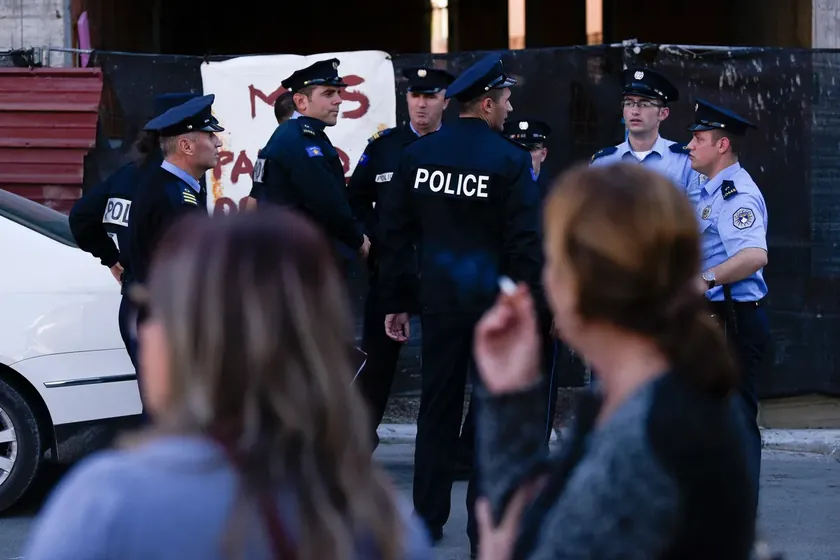 PriÅ¡tini'nde Özel Mahkeme kararına karşı protesto başladı.