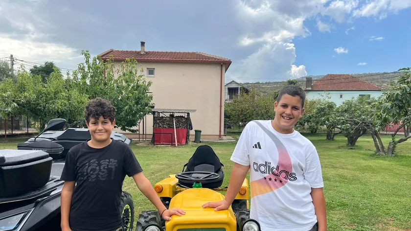 Çocuklar tüm yaz boyunca çalıştı ve sonunda traktör satın aldılar Çalışma ve arzu oyunlardan önce gelir