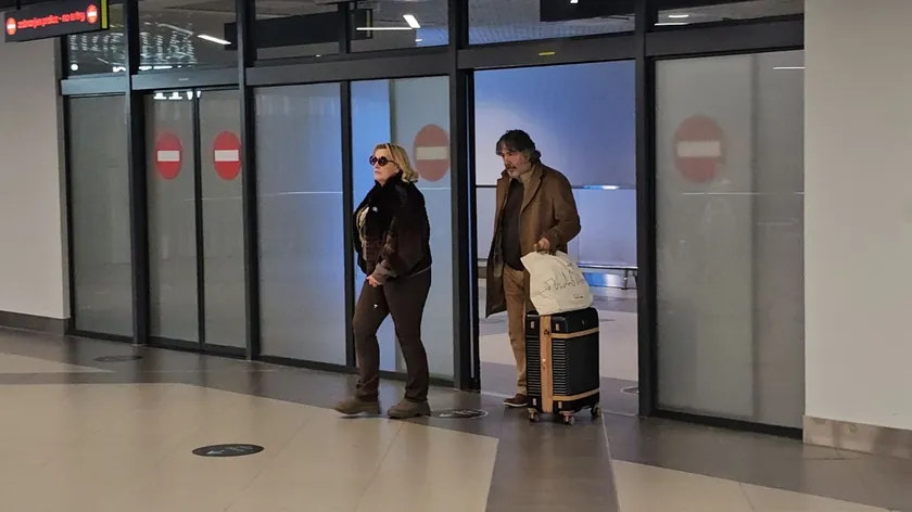 Sırbistan'da Ünlü Şarkıcının Oğlu İşkenceye Uğradı, Annesi Havalimanında Görüntülendi