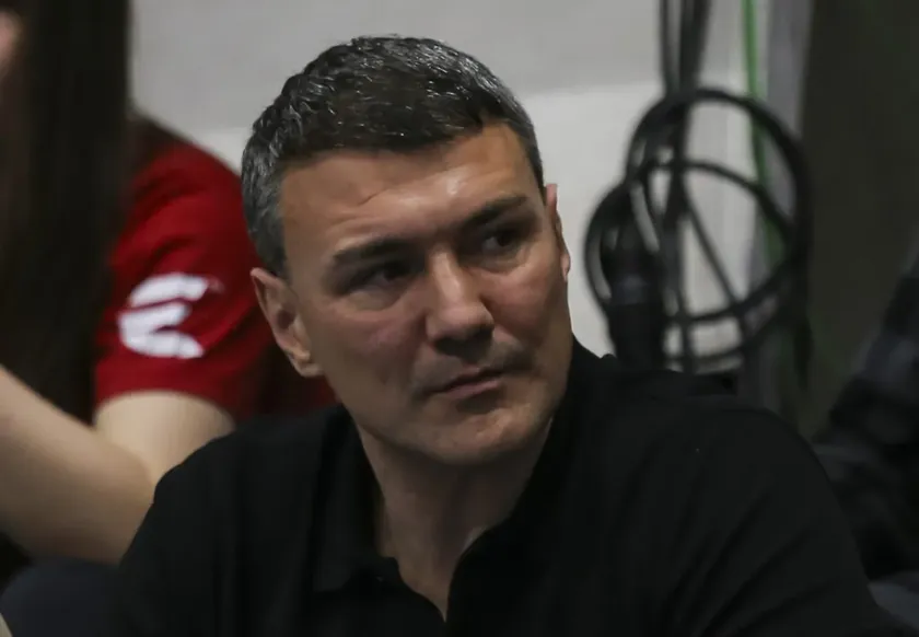 Sırbistan Cumhurbaşkanı Aleksandar Vučić'in eski bir hochey oyuncusu olan Vladimir Mandić, ülkeye girişine yasak getirilmesine rağmen Karadağ'da gayrimenkul satın alıyor.