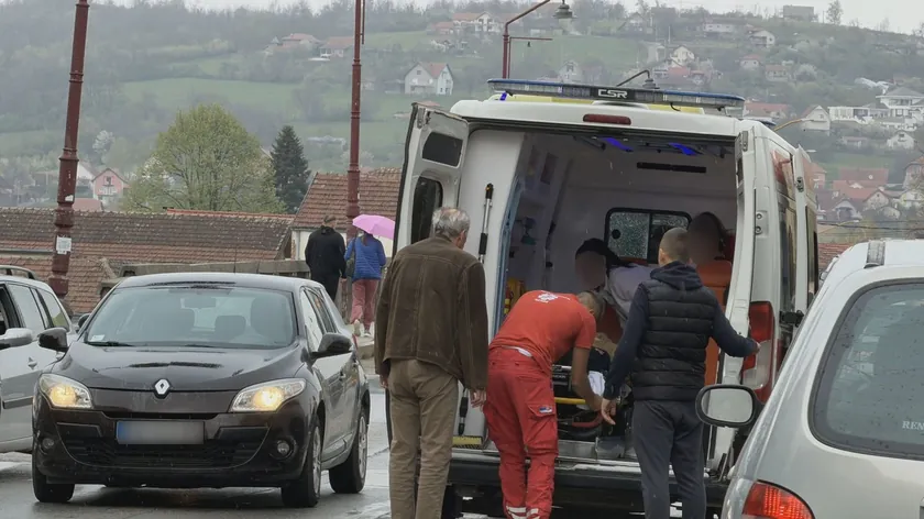 Sırbistan Çaçak'ta yaya geçidinde araç çarpan bir yaya ağır yaralandı