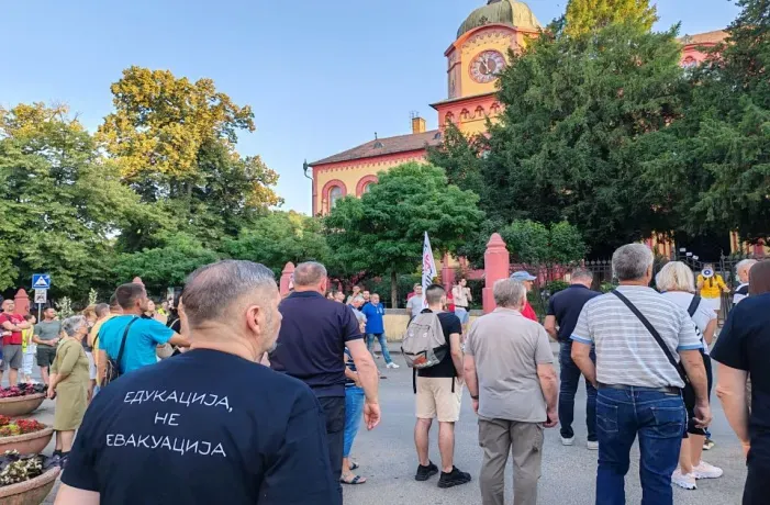 Sırbistan'da iki SNS üyesi bir aktivistlere karşı tehditte bulundu.